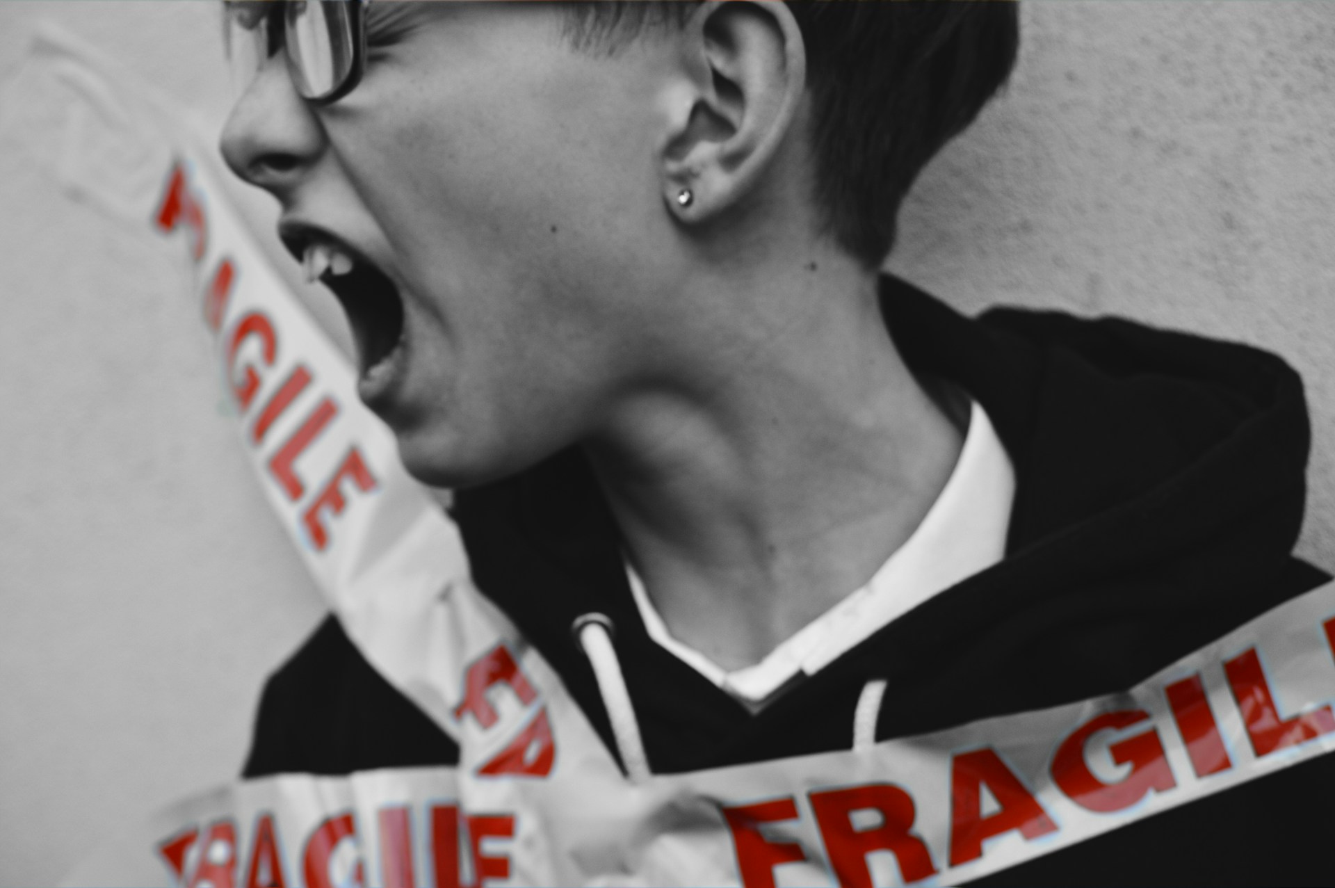 Adolescent criant entouré de ruban Fragile, illustration du placement des mineurs en droit pénal